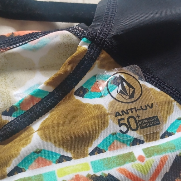 NEW Volcom Rashguard - Picture 7 of 8